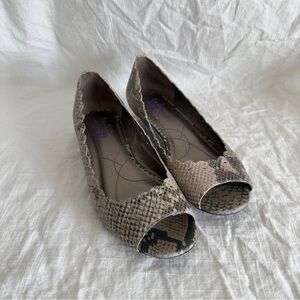 Indigo by Clarks Leather Snakeskin Peep Toe Flats | 8M | Scalloped Edge Slip-On